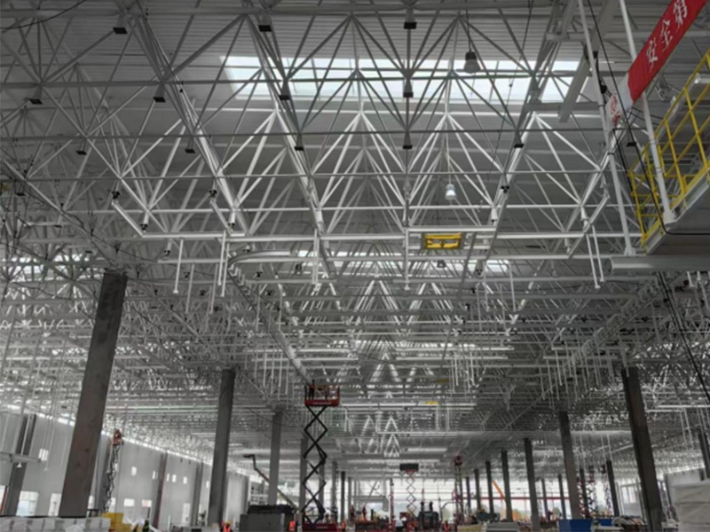 濟寧瑞通金屬結(jié)構(gòu)有限公司工程案例 東風(fēng)汽車新能源焊裝沖焊車間 網(wǎng)架項目 工程位于湖北省襄陽市,工程面積:22658m2。
